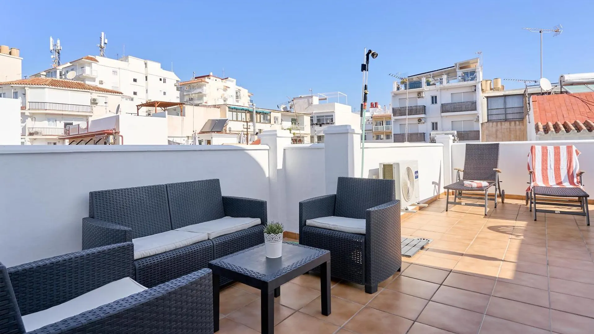 Apartamento B Y G Nerja contacts